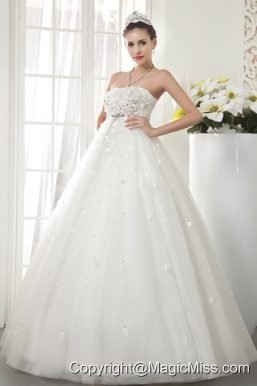 Modest A-line / Princess Strapless Floor-length Tulle Beading Wedding Dress