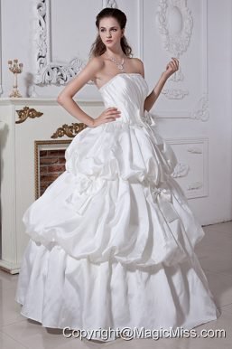 Classical A-line / Princess Strapless Floor-length Satin Beading and Bows Wedding Dress