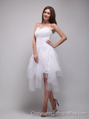 White A-Line / Princess Strapless Knee-length Lace and Tulle Ruch Prom / Homecoming Dress