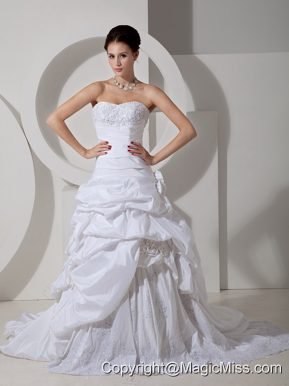 Pretty A-line Sweetheart Court Train Taffeta Hand Made Flower and Appliques Wedding Dress