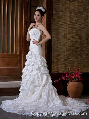 Fashionable Mermaid Strapless Chapel Train Taffeta Appliques Ruffled Layers Wedding Dress