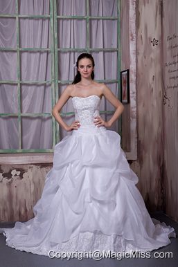 Elegant A-line Strapless Chapel Train Taffeta and Organza Appliques Wedding Dress