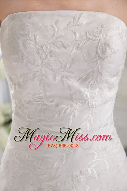 wholesale white a-line / princess strapless court train embroidery organza wedding dress