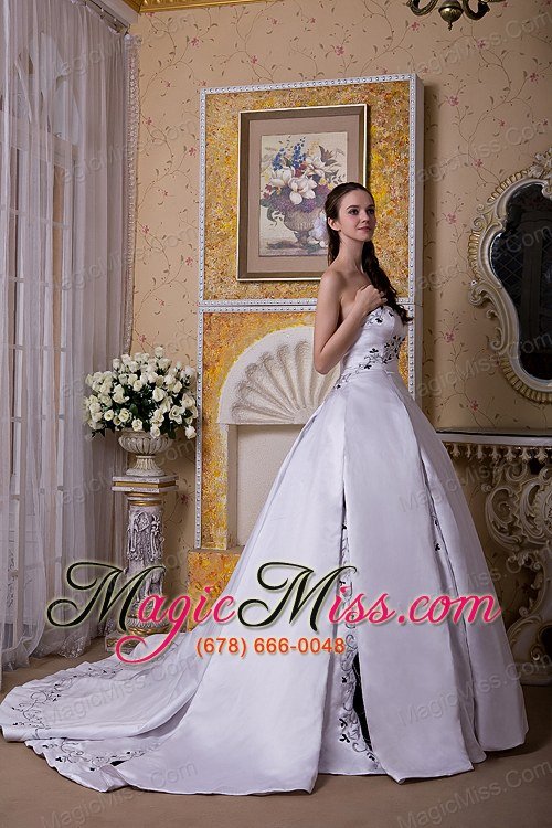 wholesale elegant ball gown strapless chapel train satin embroidery wedding dress