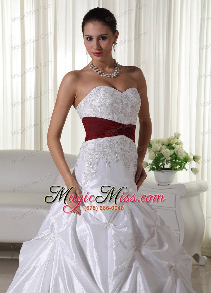 wholesale modest a-line sweetheart chapel train taffeta appliques wedding dress