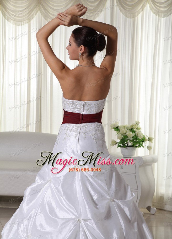 wholesale modest a-line sweetheart chapel train taffeta appliques wedding dress