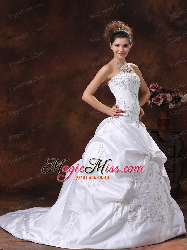 wholesale custom made for modest wedding dress with embroidery bodice and pick-ups