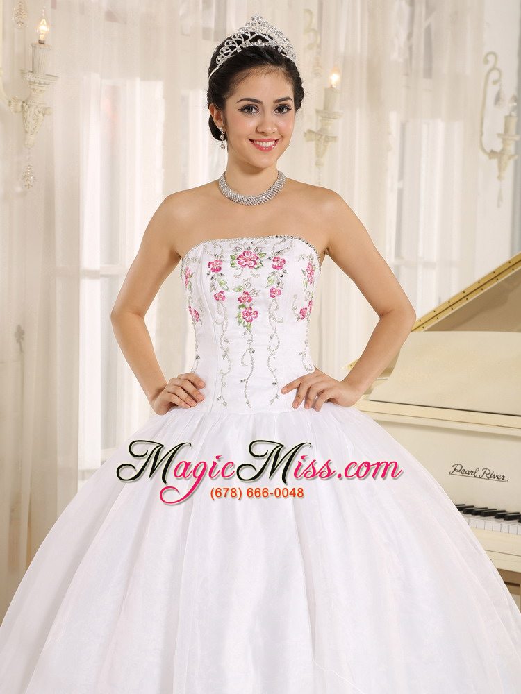 wholesale 2013 white embroidery quinceanera dress for custom made in kahului city hawaii