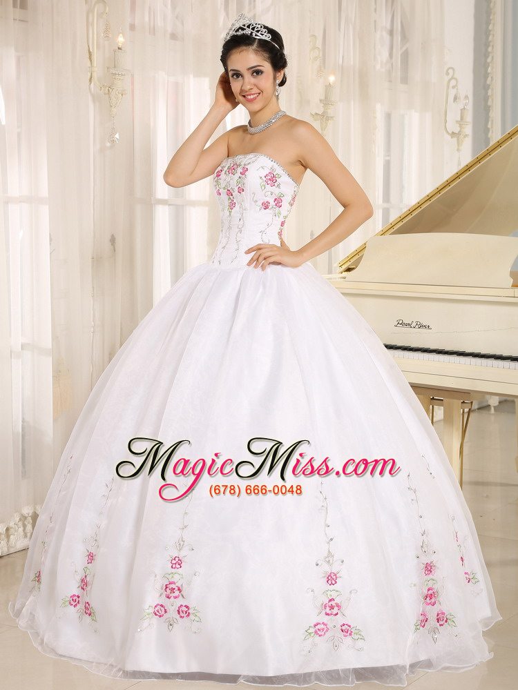 wholesale 2013 white embroidery quinceanera dress for custom made in kahului city hawaii